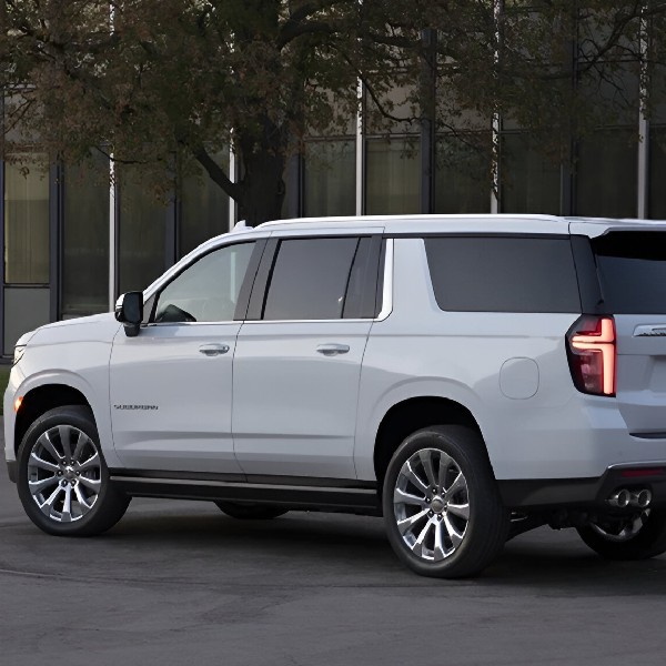 Chevrolet Suburban blanca — SUV ideal para transporte ejecutivo.