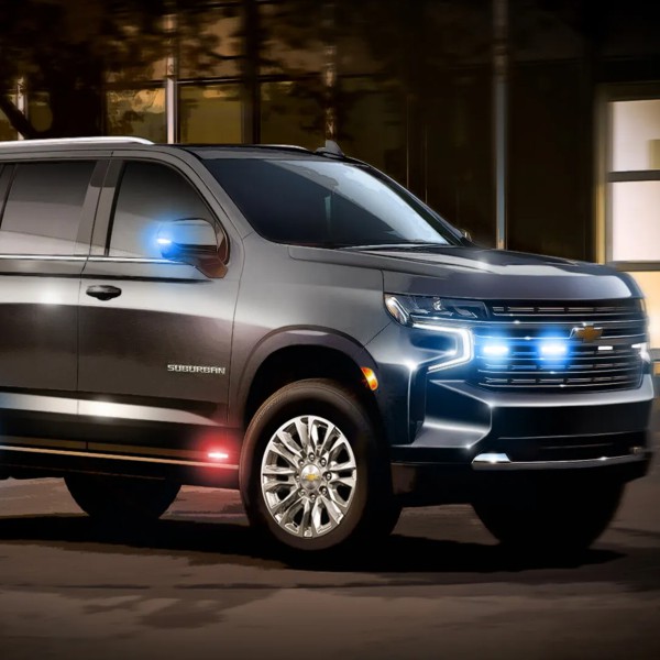 Chevrolet Suburban con luces activadas
