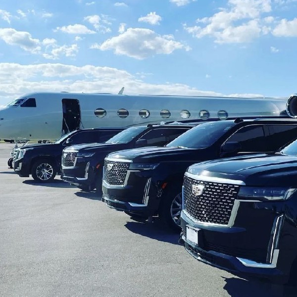 Flota Cadillac Escalade frente a jet